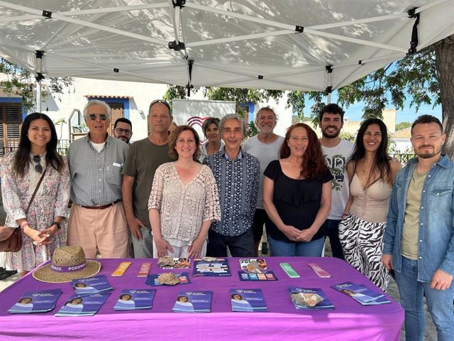 La candidata a la alcaldía de Sant Joan por Unidas Podemos, Mireya Aniorte; el número 2, Daniel Gambandé, y el número 3, Gian Di Terlizzi