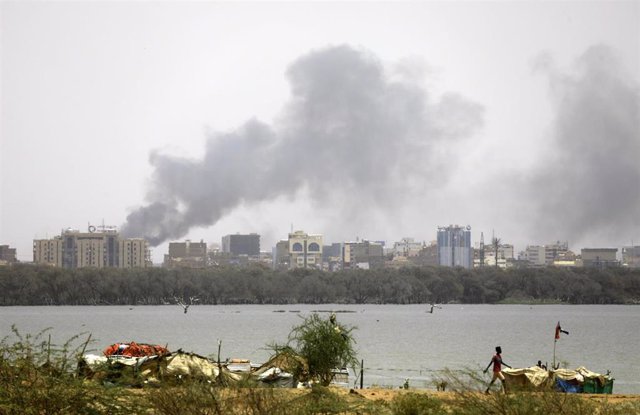 Combates entre Ejército sudanés y paramilitares en la capital, Jartum 