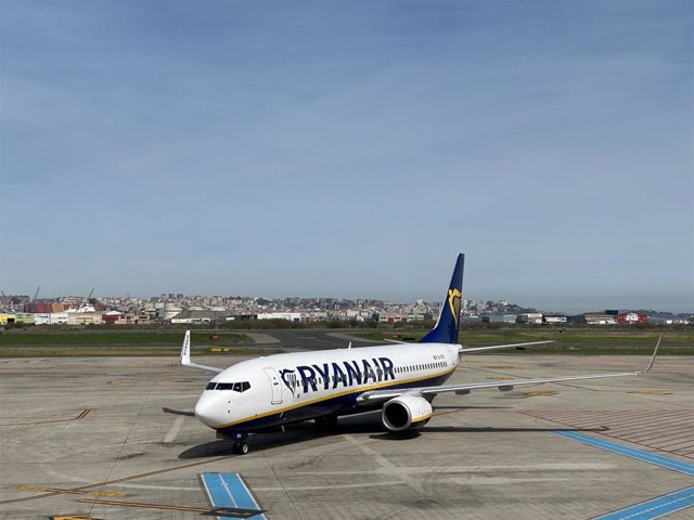 Archivo - Avión Ryanair en aeropuerto Seve Ballesteros de Santander