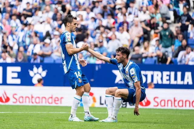 Archivo - Brian Olivan of RCD Espanyol helps to Javi Puado during La Liga match, football match played between RCD Espanyol and Elche CF at RCDE Stadium on October 23, 2022 in Barcelona, Spain.