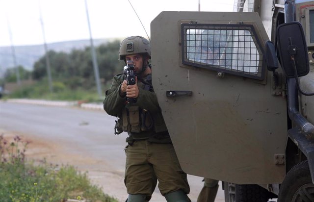 Soldado israelí en una operación en Nablús, en Cisjordania  