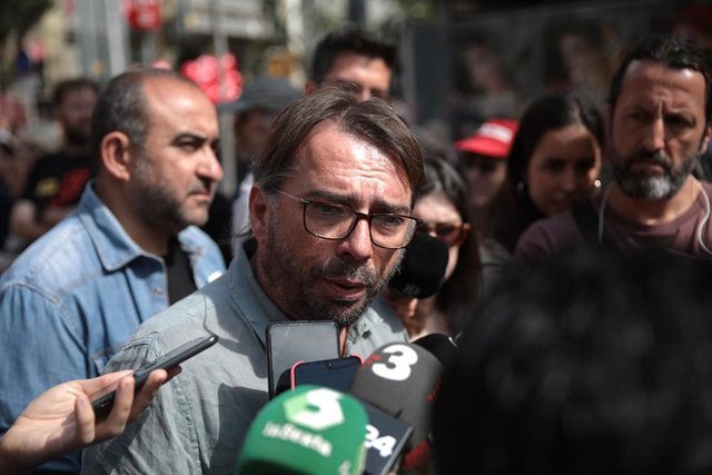 Camil Ros atén els mitjans de comunicació abans de la marxa
