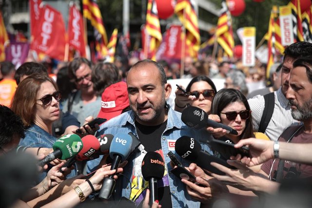 Pacheco atén els mitjans de comunicació abans de la marxa