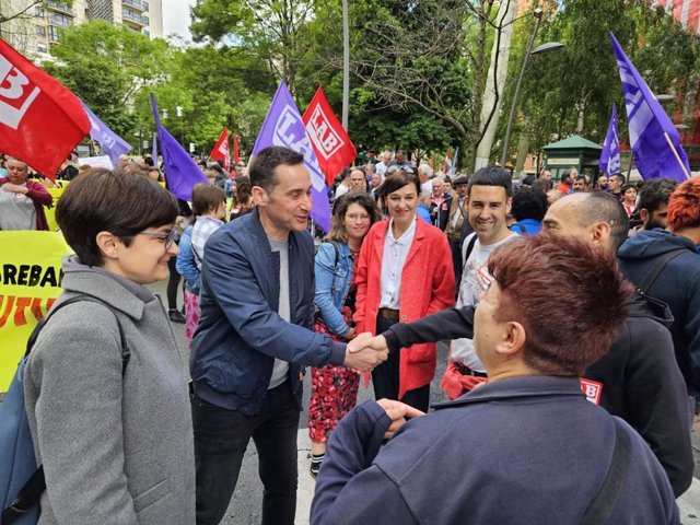 El candidato de EH Bildu a diputado general de Bizkaia, Iker Casanova, y la candidata a la Alcaldía de Bilbao, María del Río, antes de participar en la manifestación de LAB en Bilbao por el 1º de Mayo.