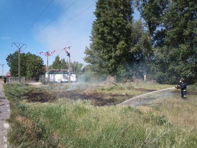 Sucesos.- Bomberos de la Diputación de Valladolid sofocan un fuego de maleza y chopera en el camino viejo de Simancas