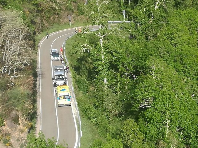 Sucesos.- Herido un motorista tras salirse de la vía y caer por un desnivel en Oseja de Sajambre (León)