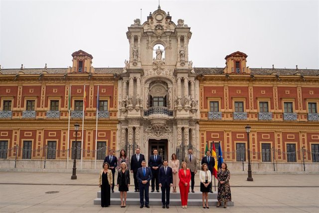 Los miembros del Gobierno andaluz ante el Palacio de San Telmo