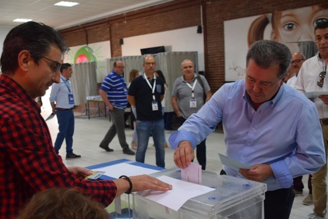 Archivo -  Juan Fernández votando en las últimas municipales de 2019/Archivo