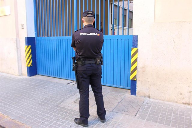 Nota De Prensa: "La Policía Nacional Detiene A Un Hombre Que Perseguía Navaja En Mano A Una Pareja Para Robarles"