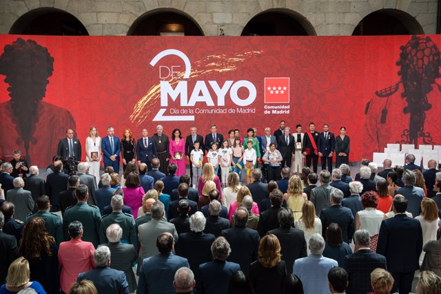 Foto de familia de los premiados durante la ceremonia de imposición de Medallas de la Comunidad de Madrid y condecoraciones de la Orden del Dos de Mayo