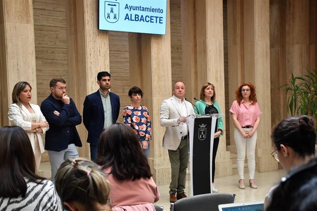 El alcalde de Albacete, Emilio Sáez, en rueda de prensa.