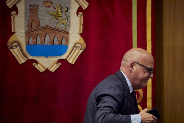 El presidente de la Diputación de Ourense y presidente del PP de Ourense, Manuel Baltar, tras finalizar un pleno ordinario de la Diputación de Ourense, a 28 de abril, en Ourense, Galicia (España). La Diputación de Ourense celebra hoy el pleno ordinario de