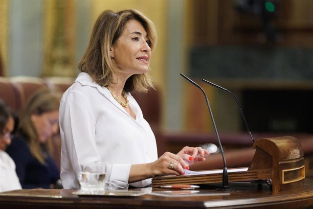 La ministra de Transporte, Movilidad y Agenda Urbana, Raquel Sánchez, interviene durante una sesión plenaria en el Congreso