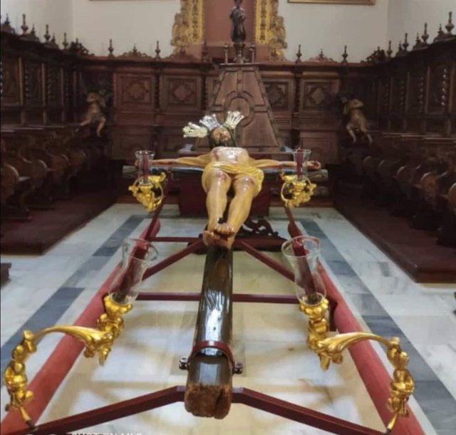 El Cristo de la Estrella de La Algaba, en andas para la procesión de rogativa por la lluvia.