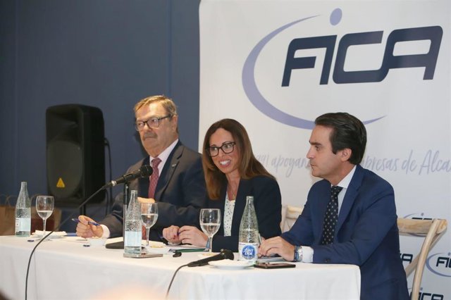 La consejera de Fomento, Rocío Díaz, en el Foro FICA Encuentros organizado por los empresarios de Alcalá de Guadaíra, en Sevilla.