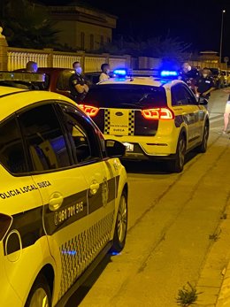 Archivo - Coches patrulla de la Policía Local de Sueca en imagen de archivo