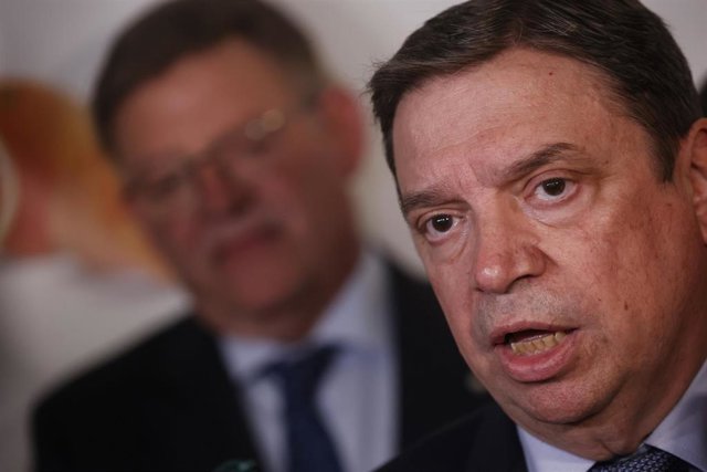 El ministro de Agricultura, Pesca y Alimentación, Luis Planas, atiende a los medios con motivo de su asistencia al acto conmemorativo del 50º aniversario e inauguración de la nueva sede del Comité de Gestión de Cítricos, en la sede del CGC