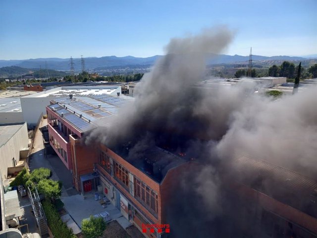 Incendi en una nau d'emmagatzematge a Rubí (Barcelona)