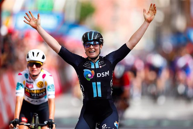 La ciclista neerlandesa Charlotte Kool (Team DSM) gana la segunda etapa de La Vuelta Femenina 2023, disputada entre Orihuela y Pilar de la Horadada sobre 105,8 kilómetros