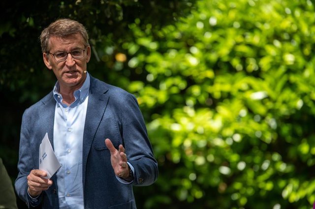 El presidente del PP, Alberto Núñez Feijóo, interviene durante un acto del PP, a 28 de abril de 2023, en Tarragona, Cataluña (España).