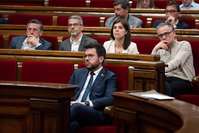 El presidente de la Generalitat, Pere Aragonès, durante una sesión plenaria en el Parlament, a 2 de mayo de 2023, en Barcelona, Cataluña (España). Junts per Catalunya (JxCat) ha presentado una proposición de ley para afrontar la situación de sequía excepc
