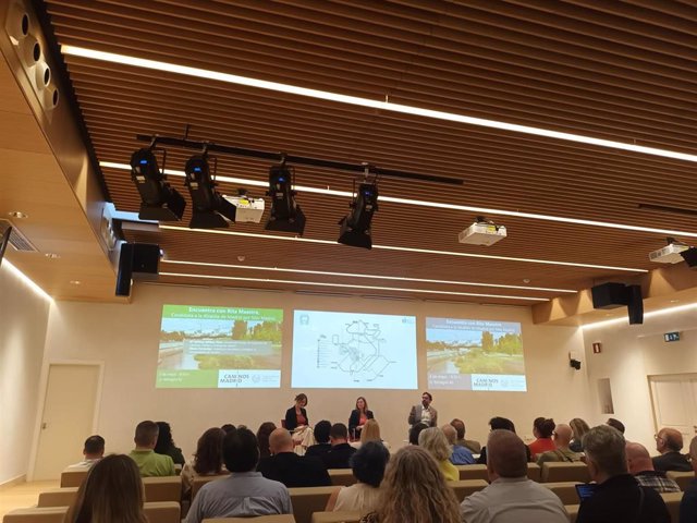 La candidata de Más Madrid a la Alcaldía, Rita Maestre, en una presentación de propuestas en el Colegio de Ingenieros de Caminos, Canales y Puertos y junto con el ingeniero y candidato Álvaro Fernández Heredia