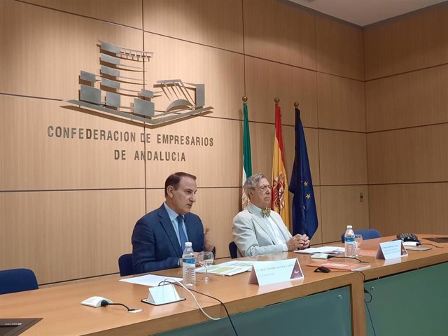 El presidente de la Confederación de Empresarios de Andalucía, Javier González de Lara y el presidente del Consejo de Economía y Financiación de CEA, Manuel Ángel Martín.