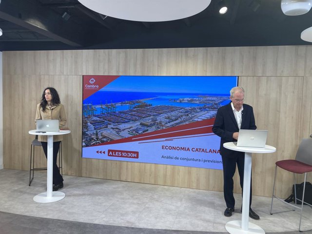 La presidenta de la Cambra de Barcelona, Mònica Roca, i el director de l'àrea d'Estudis Econòmics i d'Infraestructures, Joan Ramon Rovira