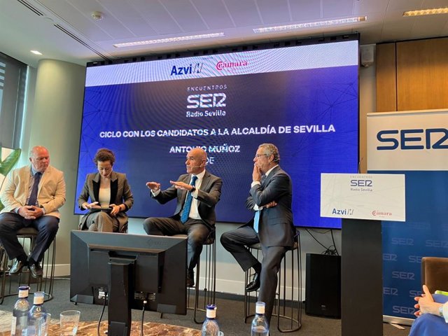 El alcalde y candidato a la reelección, Antonio Muñoz, segundo por la derecha, en los Encuentros con los candidatos organizado por la Cadena SER.