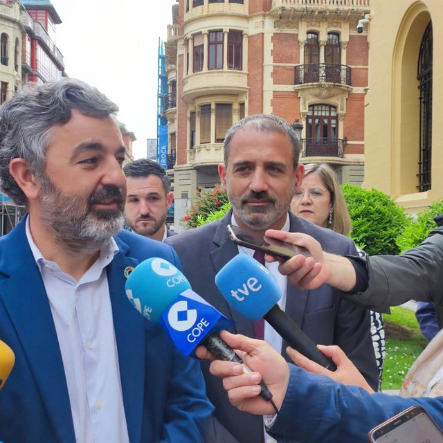 El consejero Alejandro Calvo y el secretario general de Infraestructuras, Francisco Javier Flórez en Oviedo