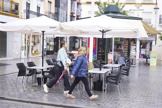 Archivo - Imagen de archivo de veladores en Sevilla. 
