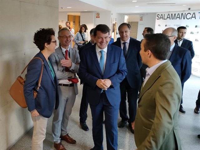 El presidente de la Junta de Castilla y León, Alfonso Fernández Mañueco, a su llegada al Palacio de Congresos de Salamanca.