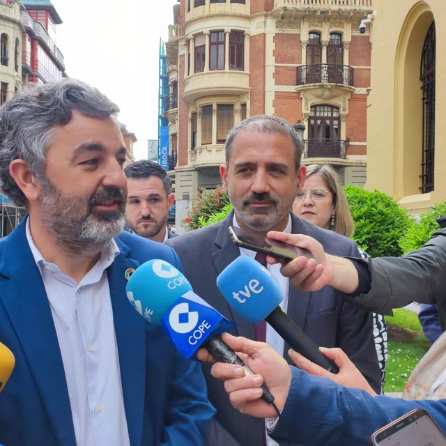 El consejero de Medio Rural y Cohesión Territorial, Alejandro Calvo, junto al secretario general de Infraestructuras del Ministerio de Transportes, Movilidad y Agenda Urbana, Francisco Javier Flórez, tras una reunión en Presidencia del Principado