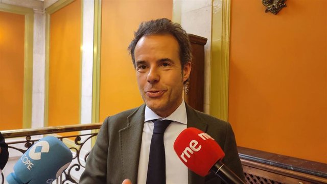 El primer teniente de Alcalde de Oviedo, Ignacio Cuesta, atiende a los medios.