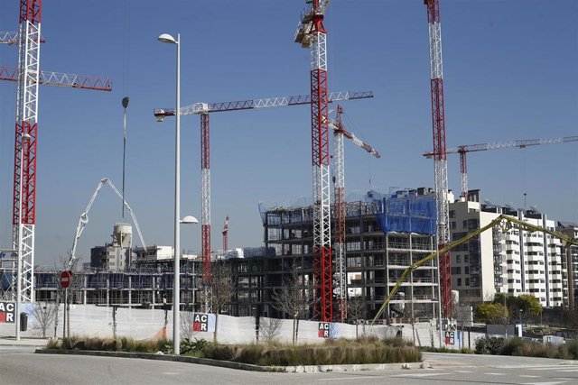 Archivo - Vivienda en construcción