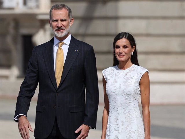 Los Reyes han recibido con honores al presidente de Colombia y a su esposa en el Palacio Real