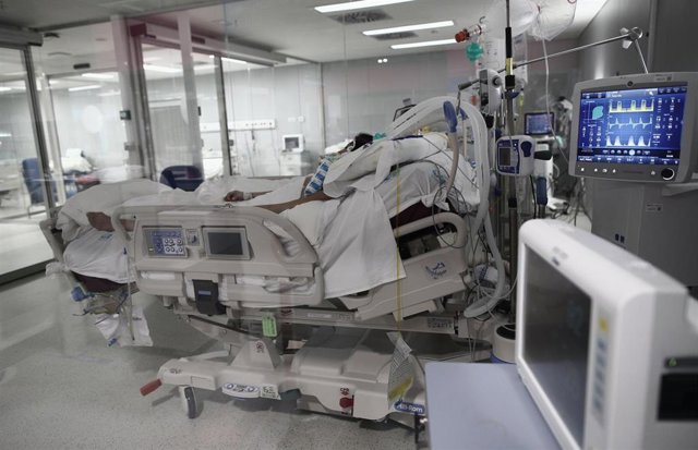 Archivo - Un enfermo de Covid en una cama UCI de un hospital, foto de recurso