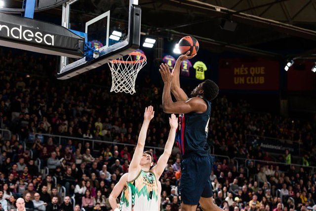 Archivo - James Nnaji of FC Barcelona in action during the ACB Liga Endesa match between FC Barcelona and Surne Bilbao  at Palau Blaugrana on January 22, 2023 in Barcelona, Spain.