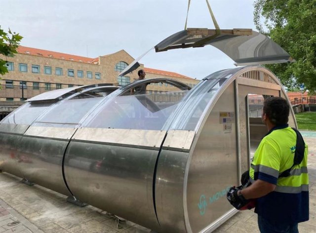 Instalación en el paseo Prado de la Magdalena del Parkibici retirado de la plaza de Juan Carlos I.