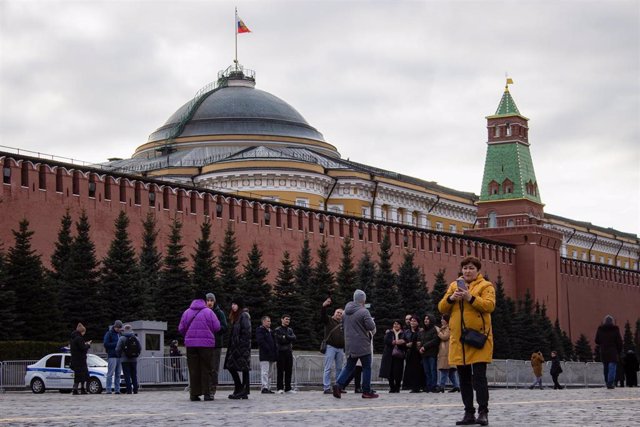 Archivo - Vista del Kremlin desde la plaza Roja de Moscú