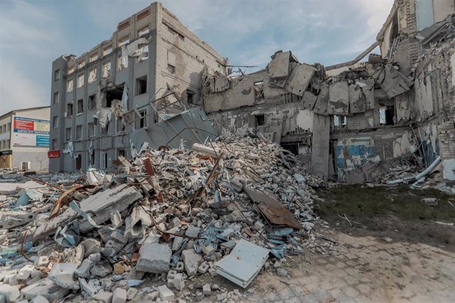 Escombros de un edificio tras bombardeos rusos en Jersón.