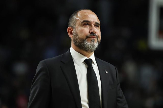 Archivo - Chus Mateo, entrenador del Real Madrid de baloncesto, en el partido de la Euroliga contra el Fenerbahce Beko Estambul en el Wizink Center.