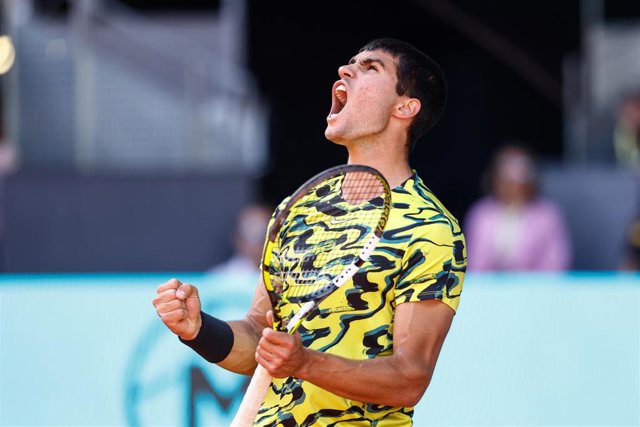 El tenista Carlos Alcaraz celebra su victoria ante Karen Kachanov en el Mutua Madrid Open 2023