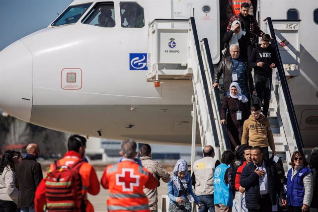 Archivo - Varias personas de un grupo de refugiados sirios provenientes de Turquía y afectados por el terremoto, bajan de un avión en Madrid.