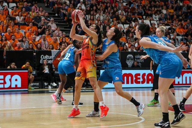 Partido entre Valencia Basket y Perfumerías Avenida en la Liga Femenina Endesa