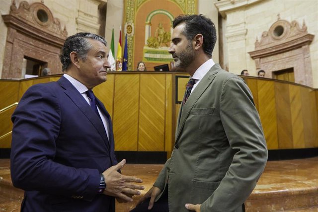 El consejero de Presidencia, Interior, Diálogo Social y Simplificación Administrativa de la Junta de Andalucía, Antonio Sanz, (i) junto al consejero de Sostenibilidad, Medio Ambiente y Economía Azul de la Junta de Andalucía y portavoz del gobierno, Ramón 