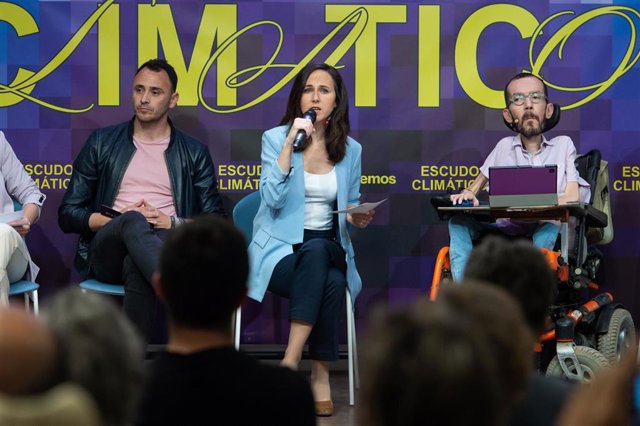 (I-D) El candidato a la alcaldía de Madrid, Roberto Sotomayor; la secretaria general de Podemos, Ione Belarra y el portavoz de Unidas Podemos en el Congreso, Pablo Echenique, durante el acto 'Escudo Climático', a 28 de abril de 2023, en Madrid (España). 