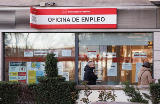 Varias personas en la entrada de una oficina del SEPE, a 4 de abril de 2023, en Madrid (España). El número de parados registrados en las oficinas de los servicios públicos de empleo bajó en 48.755 personas en marzo en relación al mes anterior (-1,67%) imp