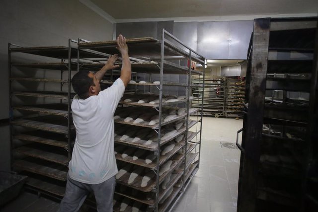 Archivo - Un trabajador prepara barras de pan en el obrador de la Panaderia Migas, a 28 de octubre de 2022, en Lugo, Galicia (España). El incremento de los precios de la energía y el combustible unido al de las materias primas por la escasez de suministro