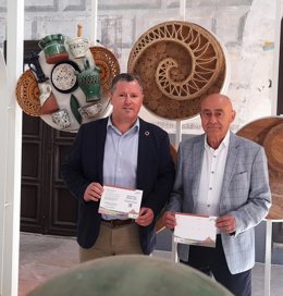 Bruno y Madueño muestran los pasaportes gastronómicos del Degusta Jaén